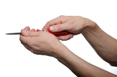 Adamın biri elinde tornavidayla oynuyor.