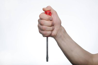 Adamın biri elinde tornavidayla oynuyor.