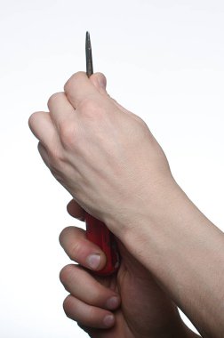 Adamın biri elinde tornavidayla oynuyor.