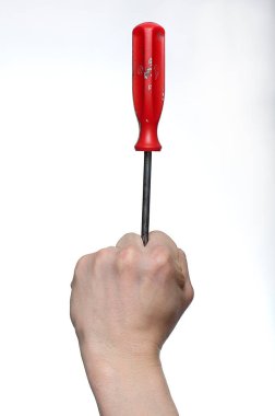 Adamın biri elinde tornavidayla oynuyor.