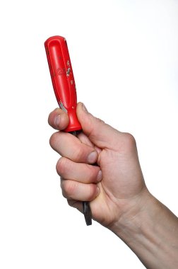 Adamın biri elinde tornavidayla oynuyor.