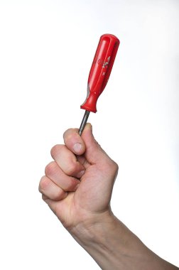 Adamın biri elinde tornavidayla oynuyor.