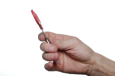 Bir adam elinde makasla oynar.