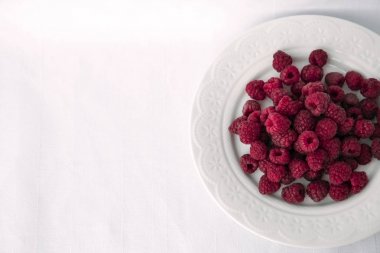 Beyaz bir tabak içinde taze frambuaz