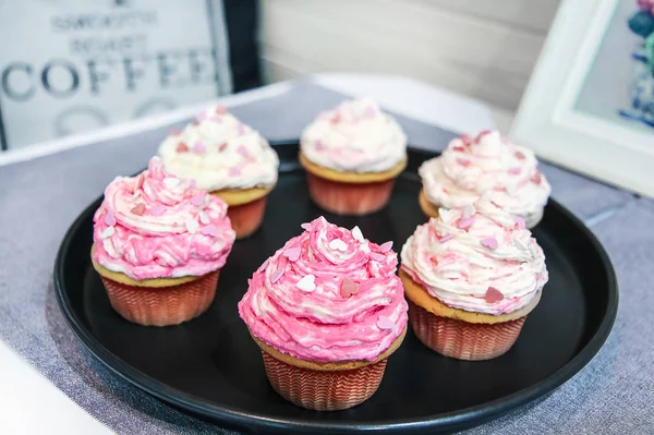 Tatlı Valentine vanilyalı kek pembe ve beyaz krem ile tatlı kalpleri ile dekore edilmiştir.