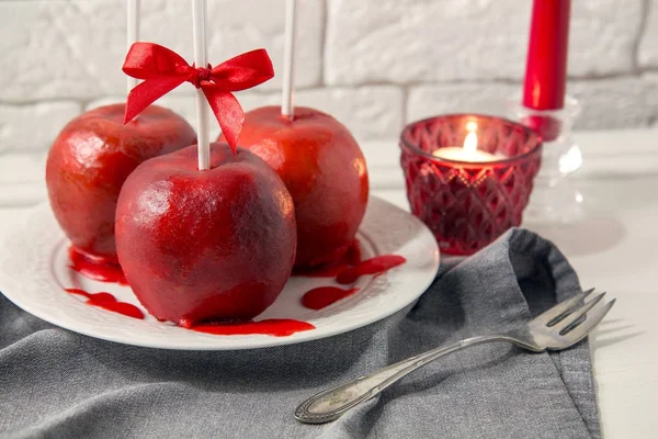 Ev yapımı kırmızı karamel kaplama elma Noel ve yeni yıl için bir sopa üzerinde