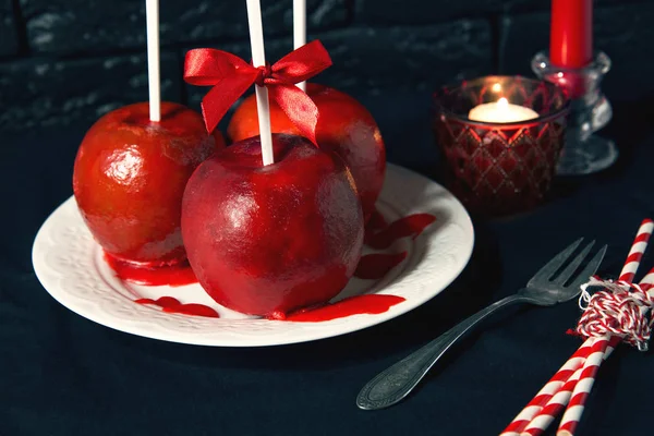 Ev yapımı kırmızı karamel kaplama elma Noel ve yeni yıl için bir sopa üzerinde