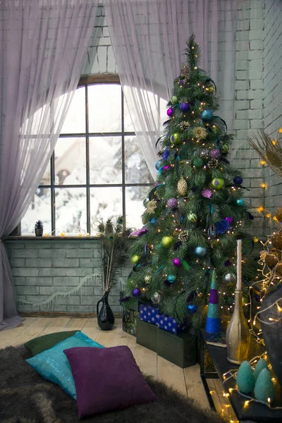 İç Oda Noel tarzında dekore edilmiş. Xmas ağacı ışıkları, hediyeler, tavus kuşu tüyü, hediyeler, oyuncaklar, mumlar ve aydınlatma çelenk tarafından dekore edilmiş. Rahat yeni yıl kış sahne. Sokakta pencerenin dışında kış manzarası.