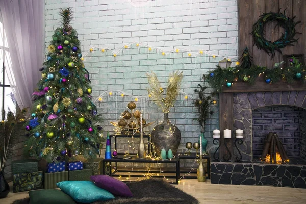 室内装饰的圣诞风格的房间 圣诞树装饰的灯光 孔雀羽毛 蜡烛和花环 室内壁炉与花圈 温馨的新年冬景 在壁炉里燃烧木柴 免版税图库图片
