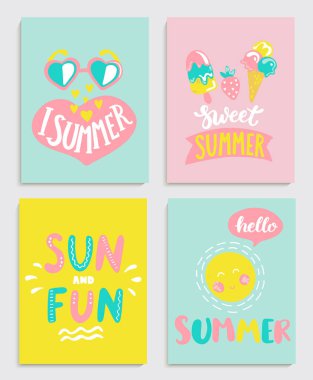 Güzel set parlak yaz kartları ile dondurma, handdrawn yazı bir kabarcık ile güneş ve diğer eğlenceli öğeleri. 