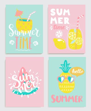 Şirin kümesi parlak yaz kart içeceklerin, limonata, ananas ile karpuz ve handdrawn yazı ve diğer eğlenceli öğeleri.