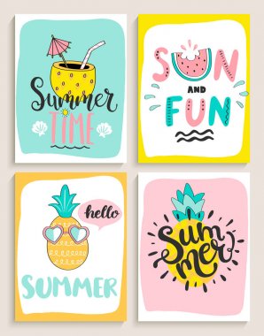 Tatlı kokteyl ile 4 parlak yaz kart dizisini, güneş ve eğlenceli, ananas, karpuz ve handdrawn yazı ve diğer öğeleri eğlenceli. Yaz aylarında posterler, afişler, Hediyelik, yazdırma için mükemmel. Vektör çizim.