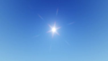 Mavi gökyüzünde güneş parlıyor. Güneş ışınları ile güneş diskine yakınlaştırılıyor.