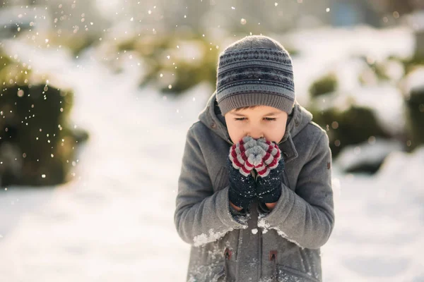 Winter mit Kind — Stockfoto