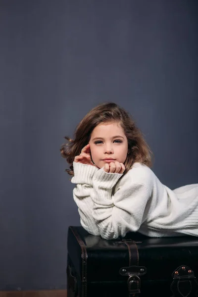 Pequeña chica hermosa en el estudio —  Fotos de Stock