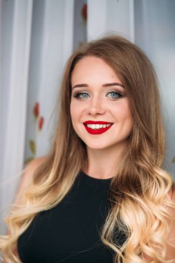Kırmızı dudaklar ve ruj ile güzel kız 