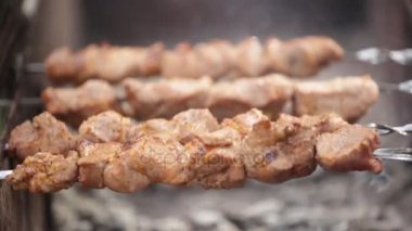 Kömürlerin üzerinde kavrulmuş et. 