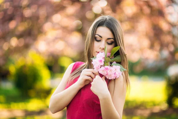 Gyönyörű lány pózol, hogy a fotós. Tavaszi. Sakura. — Stock Fotó