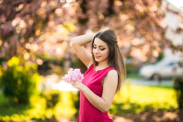 Mooi meisje poseren voor de fotograaf. Lente. Sakura. — Stockfoto