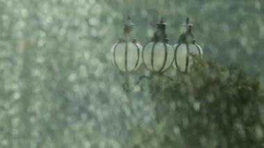 Çeşme parkta sprey. Parlama ve Bokeh sprey dan