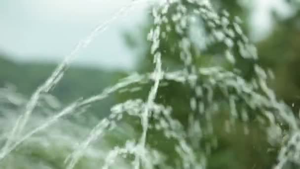 Den Springbrunnen im Park besprühen. Blendung und Bokeh von der Gischt — Stockvideo