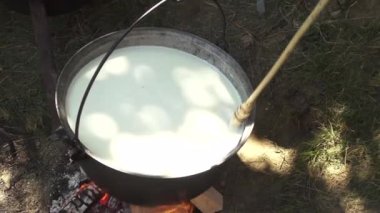 Kendini beyaz peynir yapma süreci.