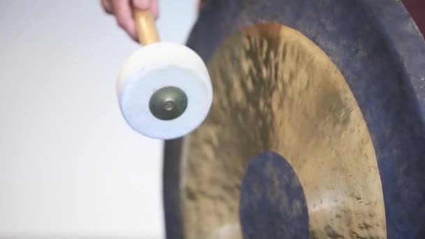 Um martelo no gongo, um som maravilhoso. China — Vídeo de Stock