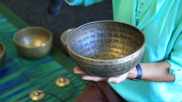 Pequeño cuenco de canto tibetano hecho para cantar en la mano . — Vídeos de Stock