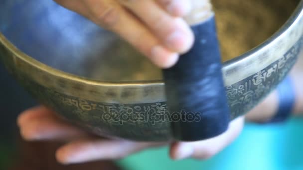 Невеликий тибетської співочої чаші, що вживаються співати в ті руки. — стокове відео