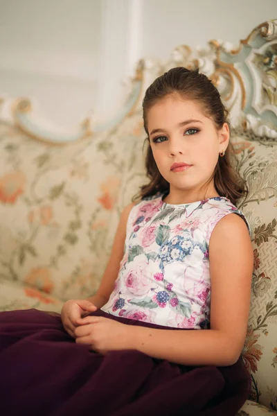 Menina bonita em um vestido roxo e blusa de flor posando para um fotógrafo. Fotosessão para a revista . — Fotografia de Stock