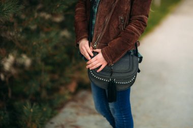 Güzel bir kız set yürüyor. Sarı saçlı ve kahverengi ceket. Bahar.