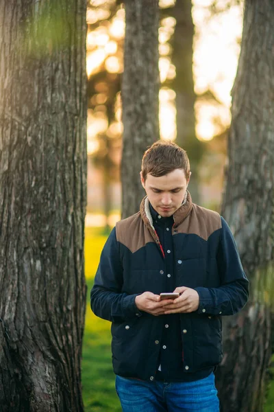 Egy fiatalember mobiltelefonján beszél. Üzleti — Stock Fotó