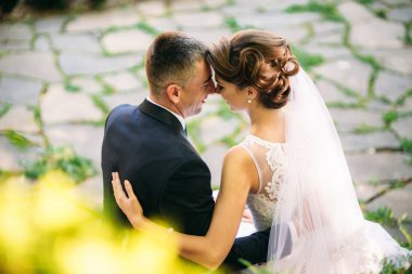Güzel çift onların düğün günü parkta yürüyüş. Güneşli havalarda.