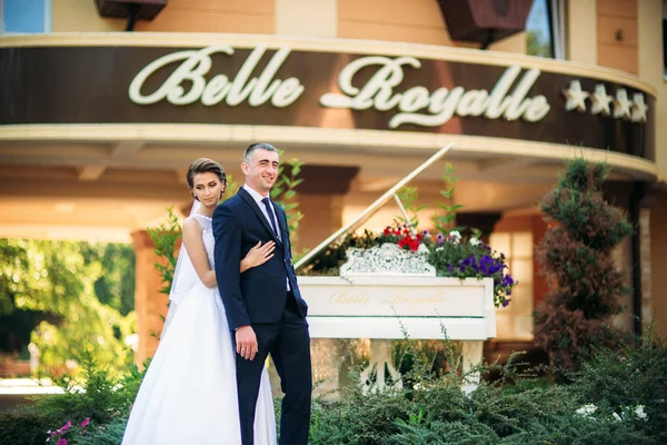 Belo casal andando no parque em seu dia do casamento. Tempo ensolarado . — Fotografia de Stock