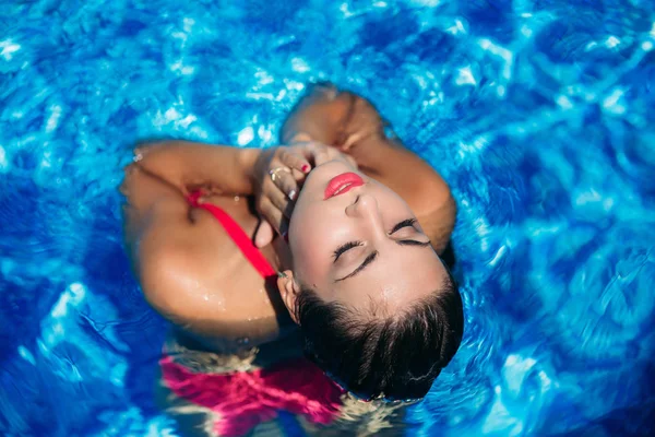 Una joven está nadando en la piscina cerca de la playa, tiempo soleado. Verano —  Fotos de Stock