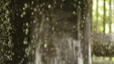 Su değirmeni iplik ve akan su