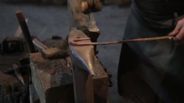 Demirci sert metal çekiç uydurandan. Sıcak demir. Sparks.