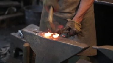 Demirci sert metal çekiç uydurandan. Sıcak demir. Sparks.