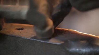 Demirci sert metal çekiç uydurandan. Sıcak demir. Sparks.
