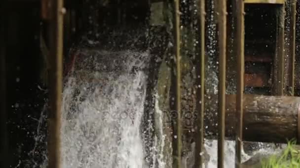 Wassermühle Spinnen und aus fließendem Wasser — Stockvideo