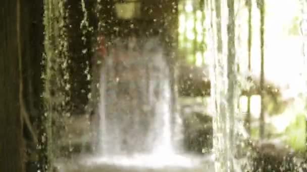 Water molen draaiende en naar het stromende water — Stockvideo