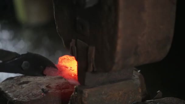 Forge forge marteau métallique féroce. Du fer chaud. Étincelles . — Video