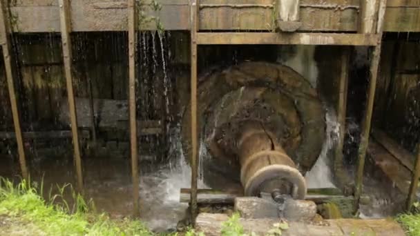 Wassermühle Spinnen und aus fließendem Wasser — Stockvideo