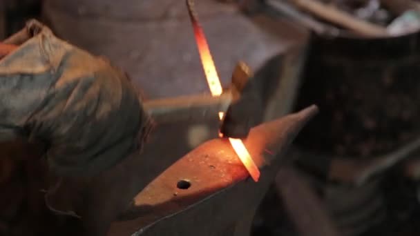 Коваль-Форж запеклі металеві hammer. Гарячою праскою. Іскри. — стокове відео