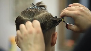 Küçük çocuk saç kesimi tarafından Kuaför Berber Dükkanı, sandalyede otururken Başlarken.