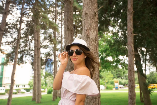 Beautiful girl in the park. Green grass and sunny weather — Stock Photo, Image