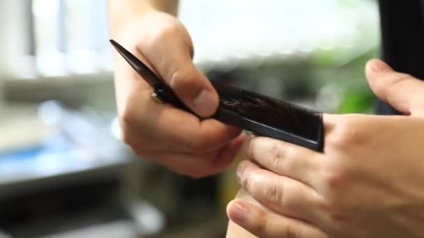 Kleiner Junge mit Friseurfrisur sitzt auf einem Stuhl. — Stockvideo