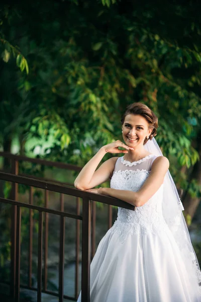 Retrato da noiva no parque. Vestido de noiva. Dia ensolarado . — Fotografia de Stock
