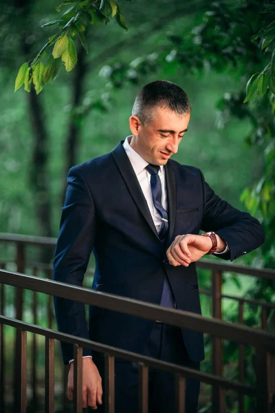 Der Bräutigam am Hochzeitstag im dunklen Anzug, sonniger Tag. — Stockfoto