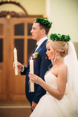 Gelin ve damat kilisede aşk yemini vermek.